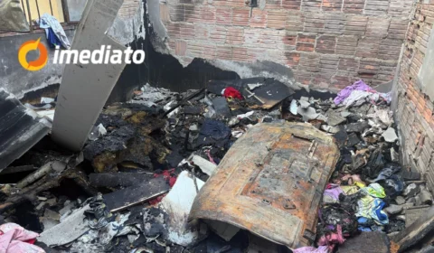 Família busca ajuda após incêndio destruir residência no Gilberto Mestrinho