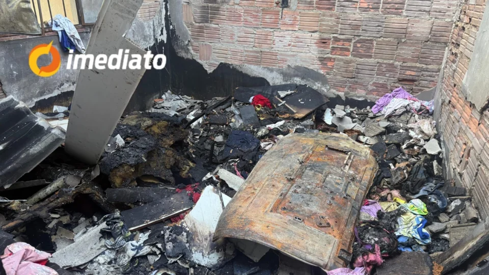 Família busca ajuda após incêndio destruir residência no Gilberto Mestrinho
