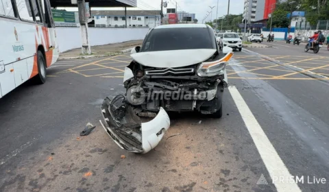 Motorista passa mal após causar engavetamento na Avenida Constantino Nery