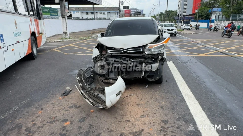 Motorista passa mal após causar engavetamento na Avenida Constantino Nery