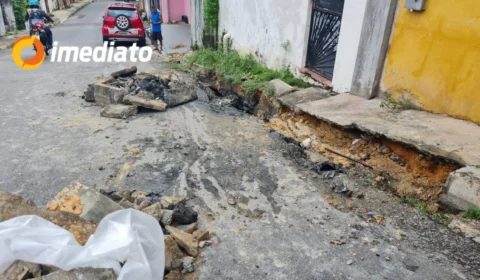 Moradores denunciam abandono e falta de infraestrutura em ruas do bairro Compensa 2, em Manaus