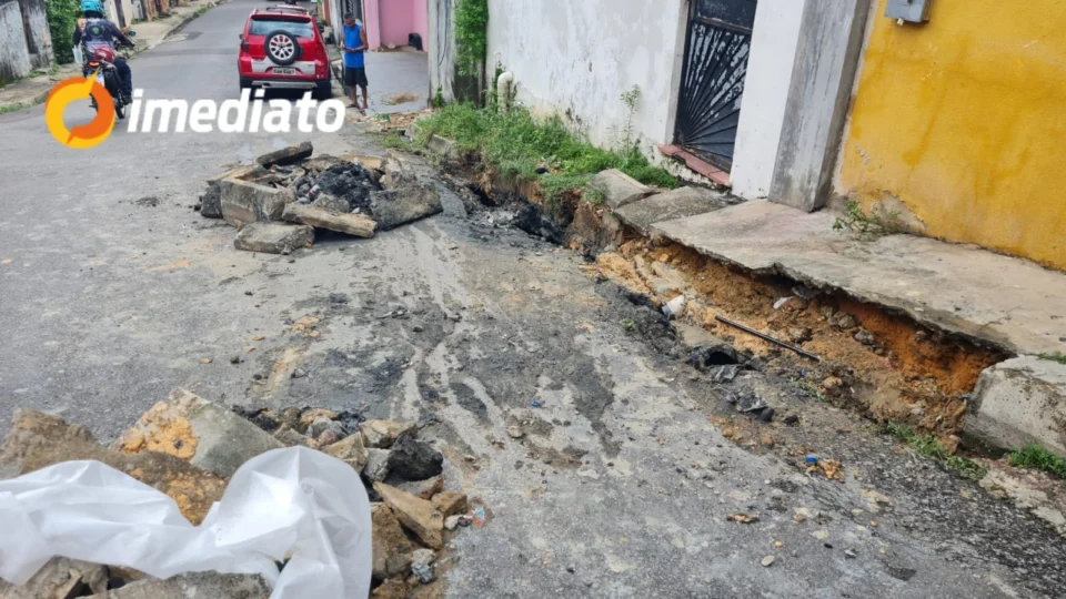 Moradores denunciam abandono e falta de infraestrutura em ruas do bairro Compensa 2, em Manaus