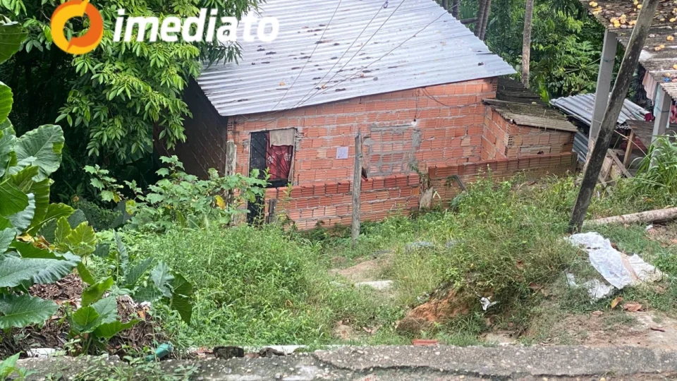 Moradora pede ajuda por conta de erosão que ameaça derrubar residência no Santa Inês