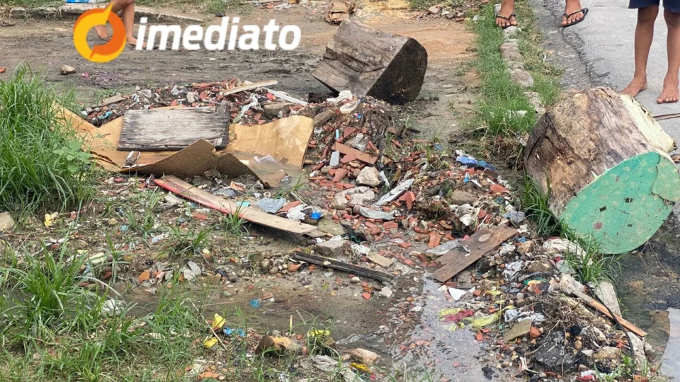 Moradores do Jorge Teixeira convivem com esgoto a céu aberto e mau cheiro na Rua Marambá