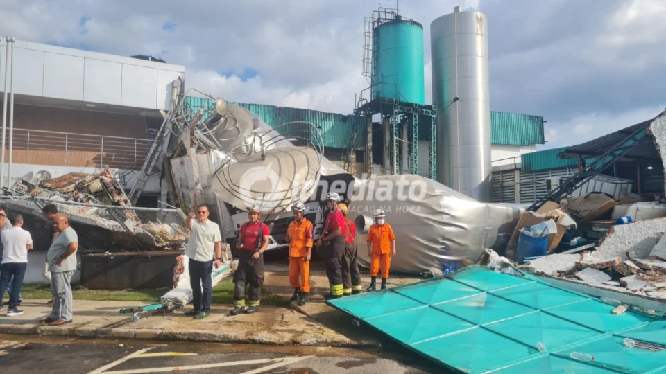 Veja vídeos: Tonéis de vinagre tombam em fábrica de Vinagre Virrosas e causam susto em Manaus