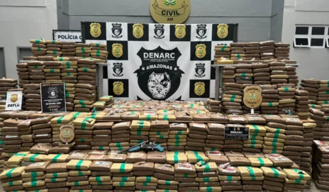 Polícia apreende mais de uma tonelada de skunk em sítio de Iranduba e prende cinco suspeitos