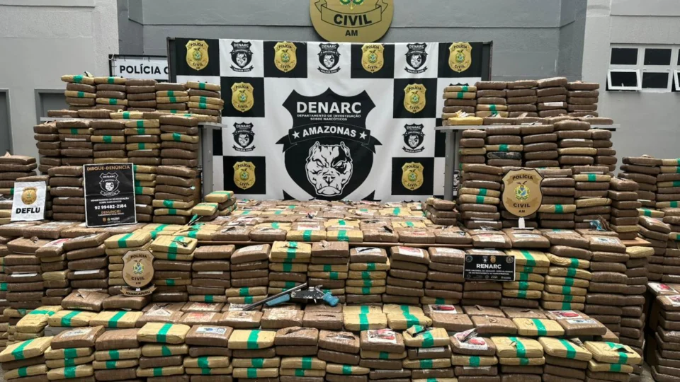 Polícia apreende mais de uma tonelada de skunk em sítio de Iranduba e prende cinco suspeitos