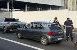 Colisão entre carros deixa duas pessoas feridas e causa lentidão no trânsito na avenida Constantino Nery