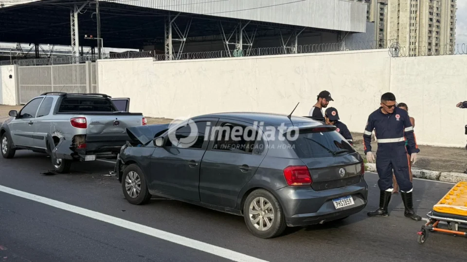 Colisão entre carros deixa duas pessoas feridas e causa lentidão no trânsito na avenida Constantino Nery