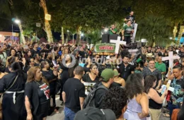 Professores realizam manifestação contra sanção da “PL da Morte” durante inauguração da roda-gigante na Ponta Negra