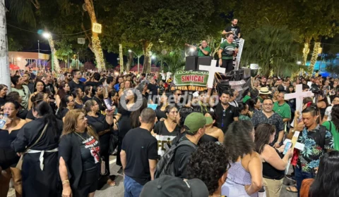 Professores realizam manifestação contra sanção da “PL da Morte” durante inauguração da roda-gigante na Ponta Negra