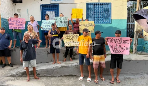 Moradores fazem manifestação contra a falta de funcionamento da UBS L-30 no Coroado