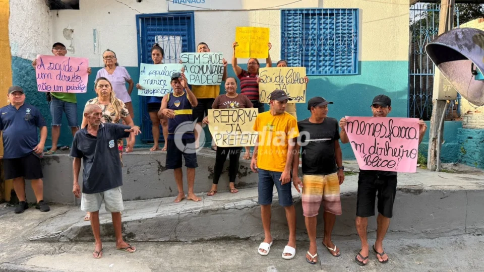 Moradores fazem manifestação contra a falta de funcionamento da UBS L-30 no Coroado