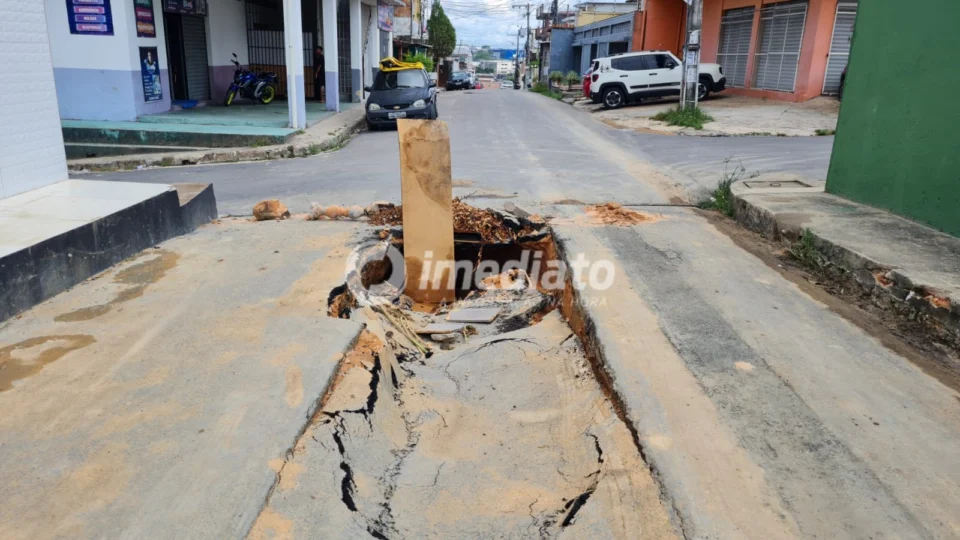 Buraco aumenta em dois dias e moradores do Japiim cobram providências da Seminf