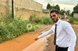 Buracos e alagamentos dificultam rotina de moradores na Rua Raimundo Alves, em Boa Vista