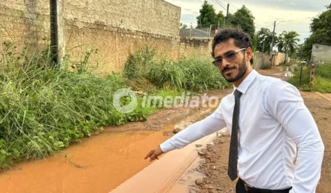 Buracos e alagamentos dificultam rotina de moradores na Rua Raimundo Alves, em Boa Vista