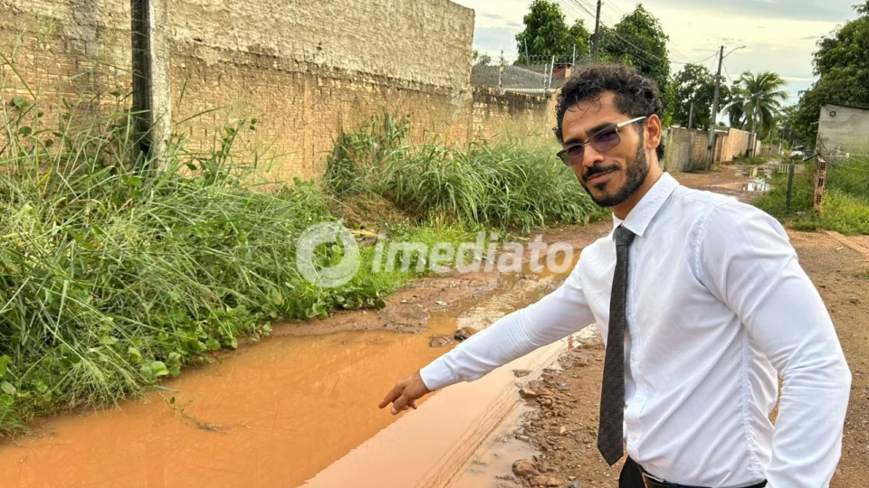 Buracos e alagamentos dificultam rotina de moradores na Rua Raimundo Alves, em Boa Vista