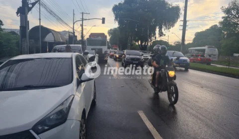 Colisão entre quatro veículos deixa trânsito lento na Avenida Torquato Tapajós