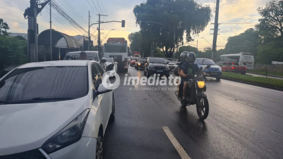 Colisão entre quatro veículos deixa trânsito lento na Avenida Torquato Tapajós