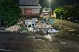Moradores da rua Ibicaraí denunciam acúmulo de lixo e falta de fiscalização no Novo Aleixo