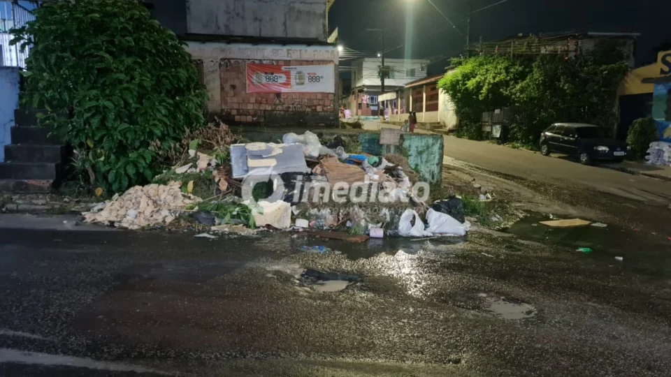 Moradores da rua Ibicaraí denunciam acúmulo de lixo e falta de fiscalização no Novo Aleixo