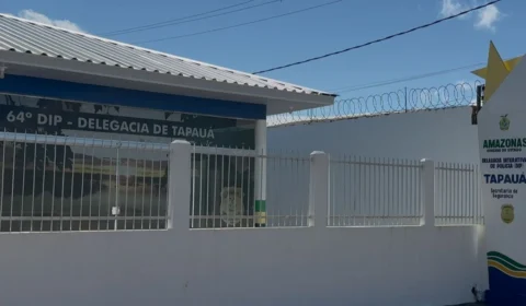 Mulher é presa ao tentar entrar em delegacia com drogas escondidas em cobertor em Tapauá