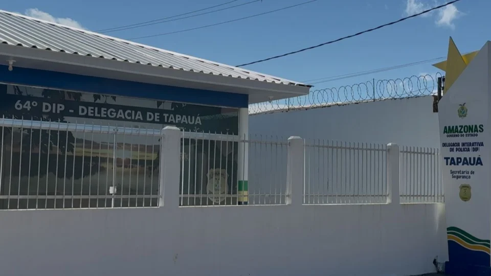 Mulher é presa ao tentar entrar em delegacia com drogas escondidas em cobertor em Tapauá