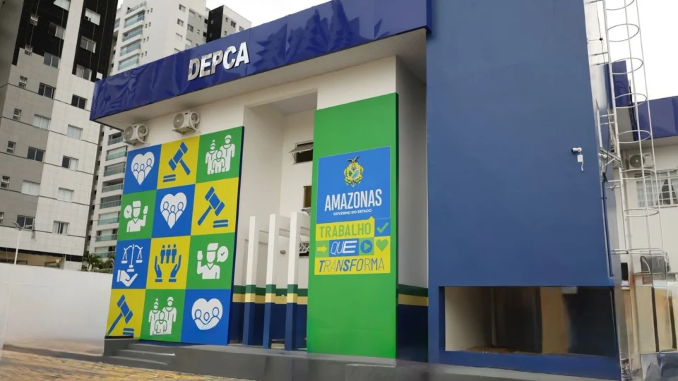 Pai é preso após agredir filho de 13 anos com pauladas e pimenta no corpo