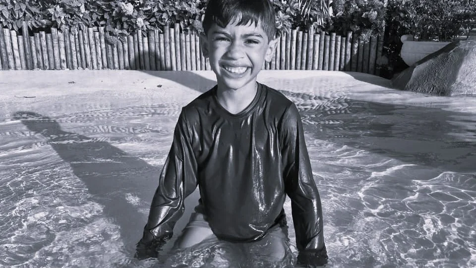 Pais afirmam que, após levar o filho ao hospital por crise de tosse, ele recebeu adrenalina intravenosa e sofreu seis paradas cardíacas