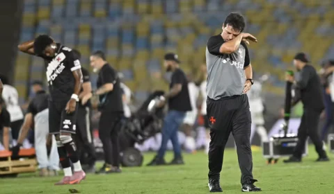 VEJA VÍDEO: Diniz se emociona e consola filho na saída do Maracanã após vice do Vasco