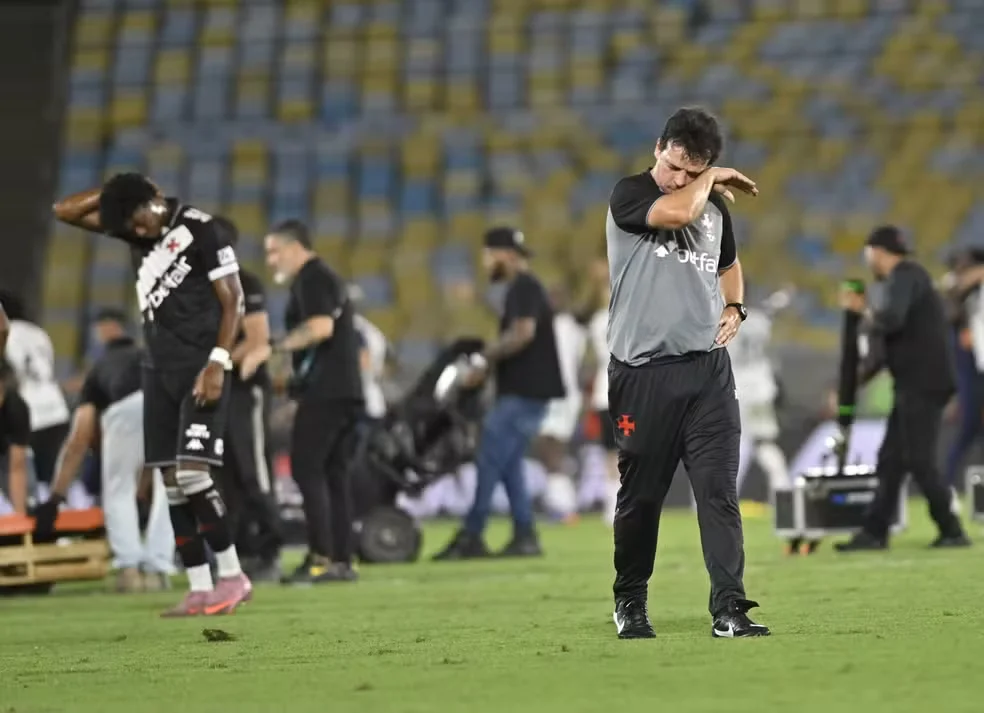VEJA VÍDEO: Diniz se emociona e consola filho na saída do Maracanã após vice do Vasco