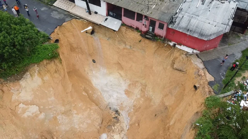 Casas interditadas após cratera no Conjunto Canaranas; moradores cobram indenização