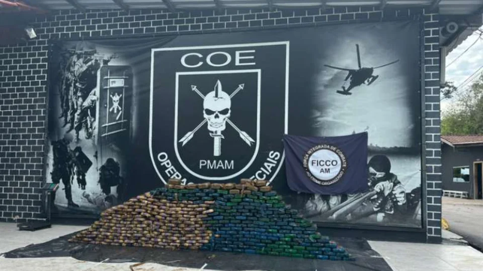 Balsa vinda do Peru é interceptada com 370 kg de cocaína escondidos em tanque no rio Solimões