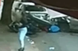 VEJA VÍDEO: Motociclista escapa de atropelamento após carro desgovernado atingir veículos em BH