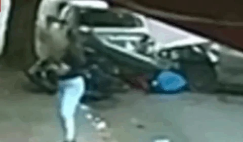 VEJA VÍDEO: Motociclista escapa de atropelamento após carro desgovernado atingir veículos em BH