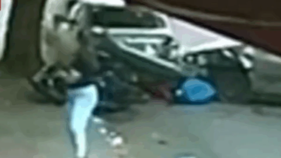 VEJA VÍDEO: Motociclista escapa de atropelamento após carro desgovernado atingir veículos em BH