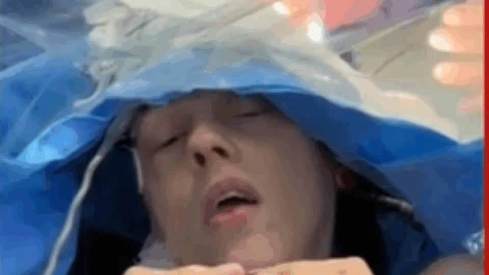 Paciente fica acordada e faz crochê durante cirurgia para retirada de tumor no cérebro no Paraná