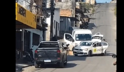 VEJA VÍDEO: suspeitos são flagrados roubando caixas na comunidade Mundo Novo, em Manaus