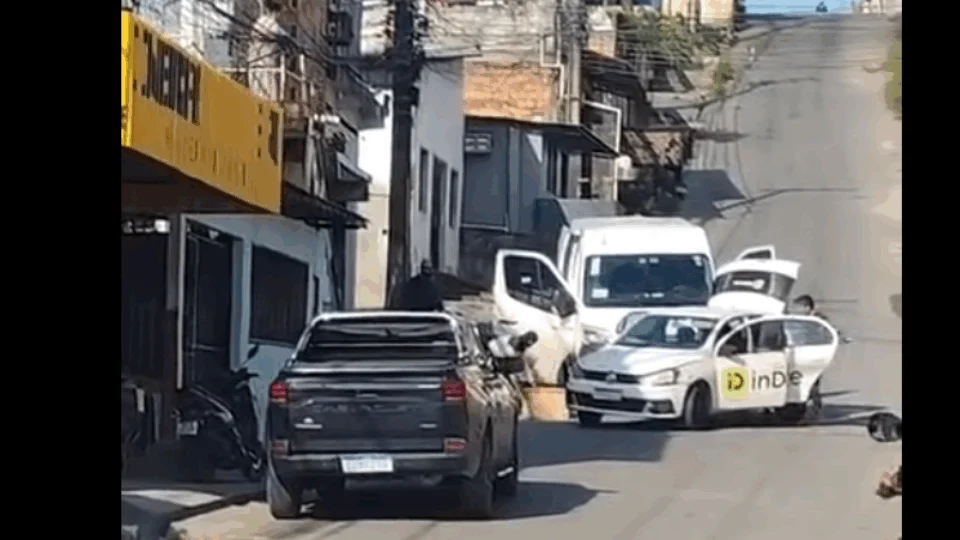VEJA VÍDEO: suspeitos são flagrados roubando caixas na comunidade Mundo Novo, em Manaus