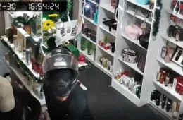 VÍDEO: casal é suspeito de roubar estabelecimento no bairro São José, em Manaus