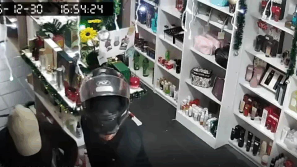 VÍDEO: casal é suspeito de roubar estabelecimento no bairro São José, em Manaus