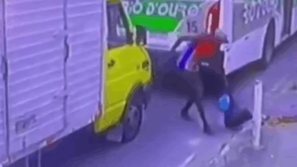 Câmeras mostram homem abandonando saco com recém-nascida morta em São João de Meriti; veja o vídeo