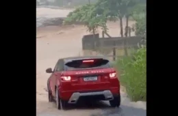 VEJA VÍDEO: Casal haitiano e bebê morrem após carro ser arrastado por enxurrada em Palhoça (SC)