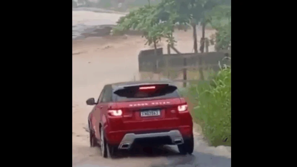 VEJA VÍDEO: Casal haitiano e bebê morrem após carro ser arrastado por enxurrada em Palhoça (SC)