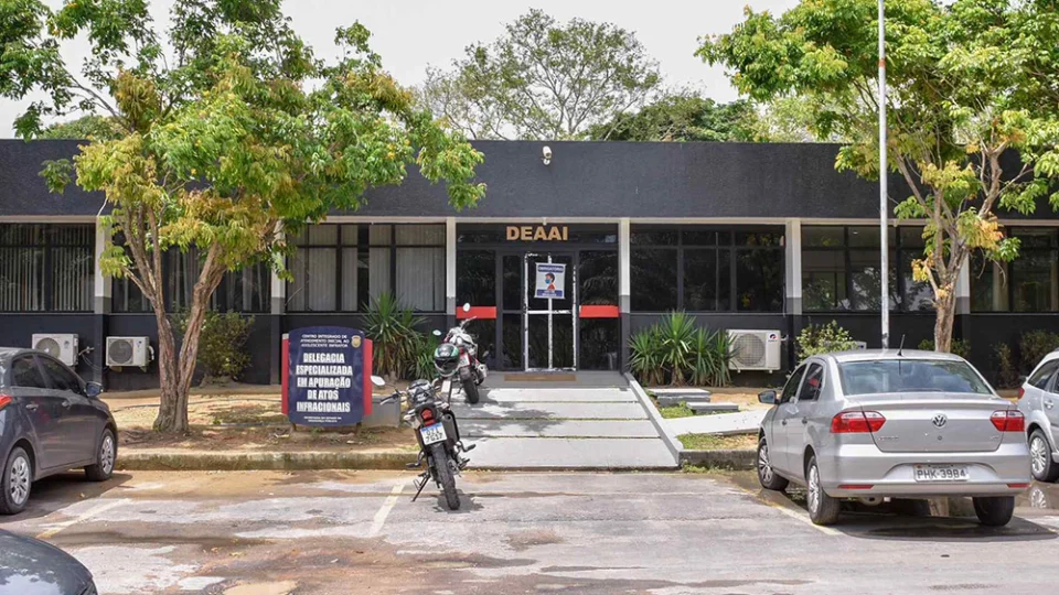 Adolescente é apreendido após atacar pai de ex-namorada com 14 facadas no bairro Cidade de Deus, em Manaus