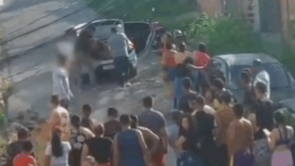 VEJA O VÍDEO: Homem baleado sendo colocado em porta-malas de carro em Manaus