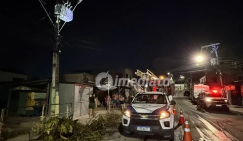 Moradores do bairro Aleixo fazem manifestação e enfrentam apagão após urubu colidir com transformador
