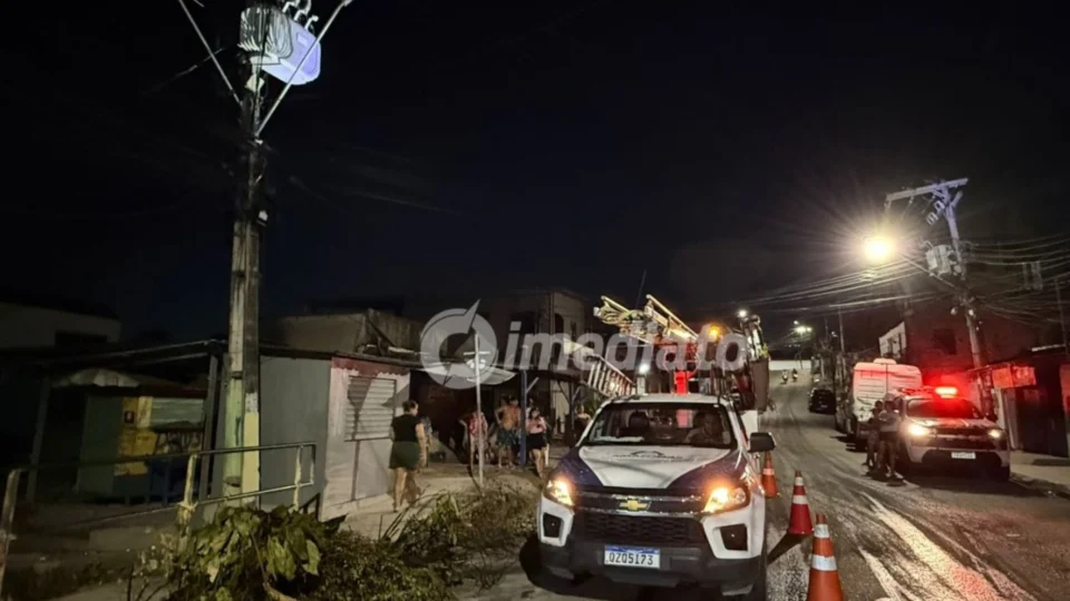 Moradores do bairro Aleixo fazem manifestação e enfrentam apagão após urubu colidir com transformador