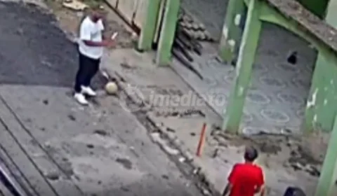Venezuelano ameaça adolescente com faca durante brincadeira de bola na rua, na Colônia Terra Nova