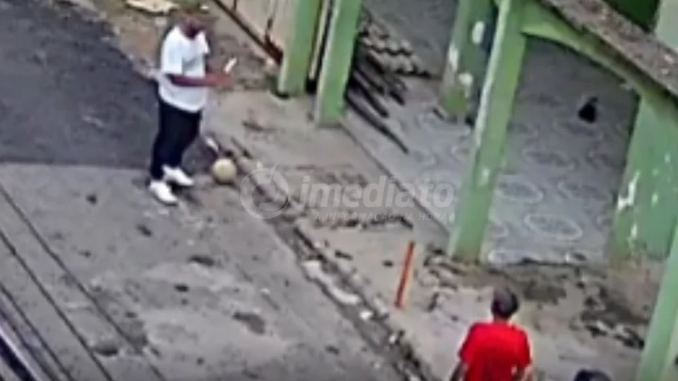 Venezuelano ameaça adolescente com faca durante brincadeira de bola na rua, na Colônia Terra Nova